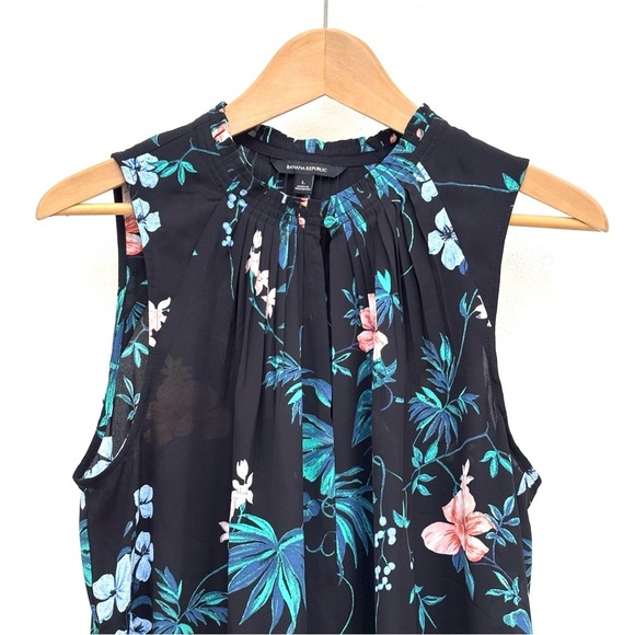 Banana Republic Sleeveless Pleated Neck Blouse Tropical Dark Floral Black Large - Picture 4 of 10
